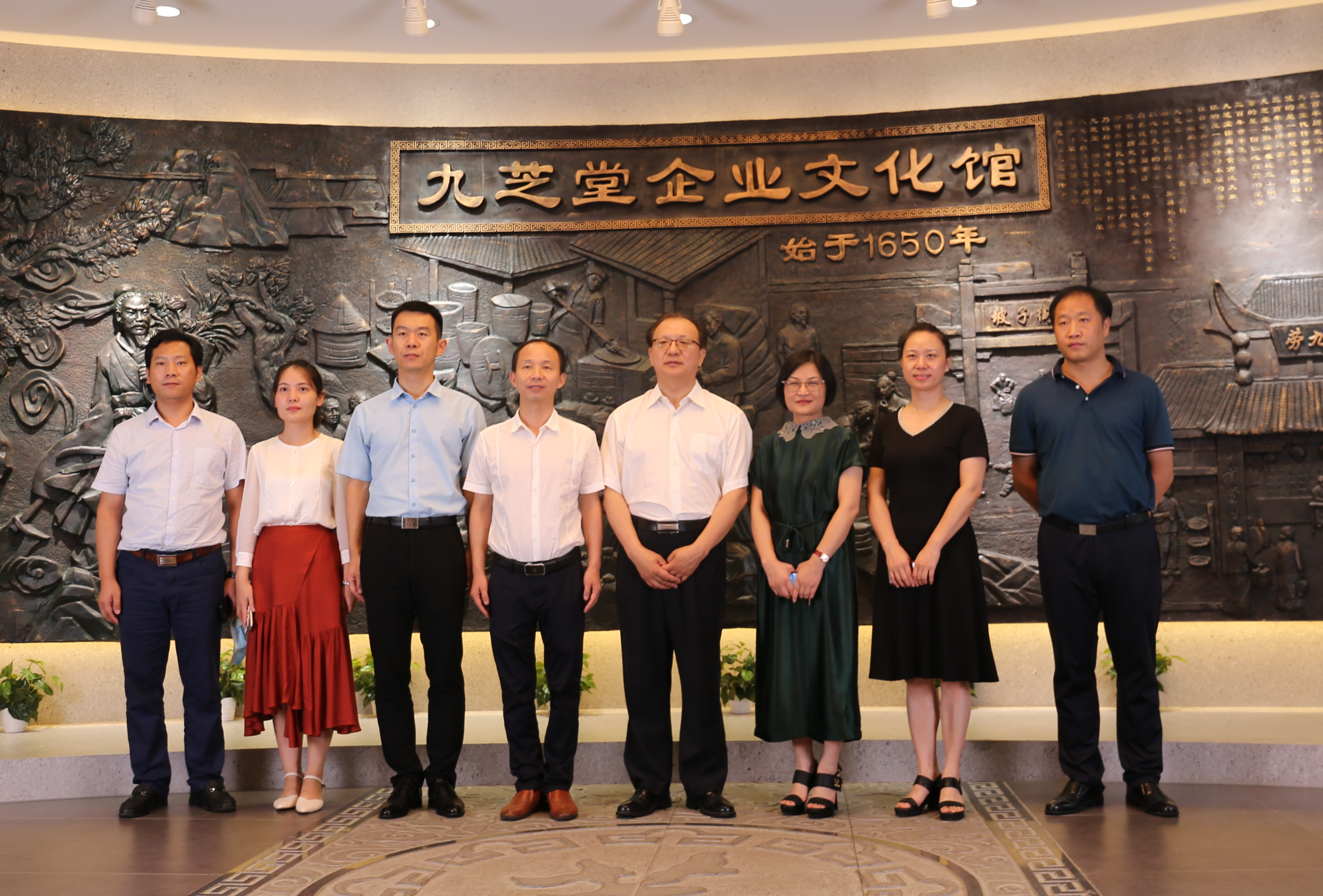 湖南中醫(yī)藥大學(xué)黨委書記秦裕輝率智庫研究課題小組蒞臨九芝堂調(diào)研